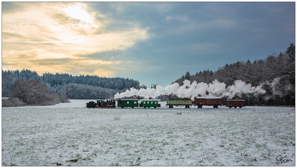 Winterdampf im Stainzertal - Im Abendrot fährt 764.411R mit einem Fotogüterzug in Richtung Preding. 16.12.2018