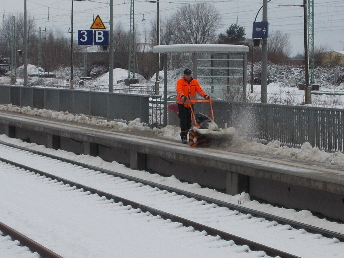 Winterdienst auf den Bahnsteig 3 in Bergen/Rügen am 31.Januar 2015.