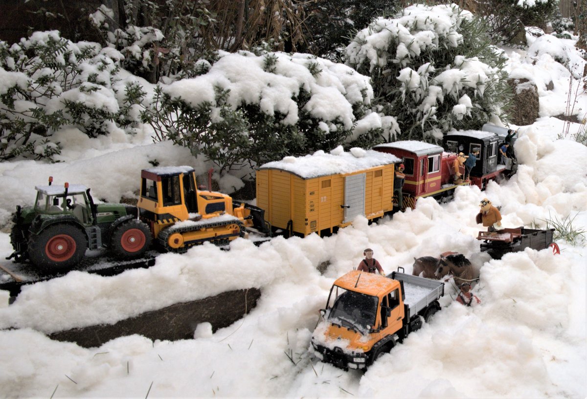 Wintereinbruch am 07.02.2021, aber die Bahn ist vorbereitet, 2 C-Kuppler mit Schneeräumschild sind dem Schneeräumzug vorgespannt. 07.02.2021 , 09:40 Uhr.