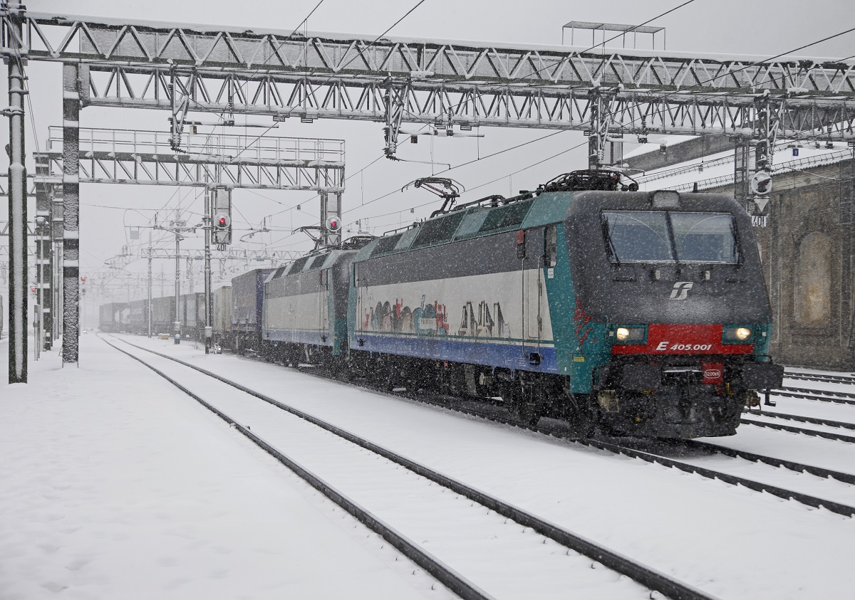 Wintereinbruch am Brenner am 20.05.2015. E405 001 und E405 034 fahren mit einem Güterzug aus Italien in den Bahnhof Brennero/Brenner ein.