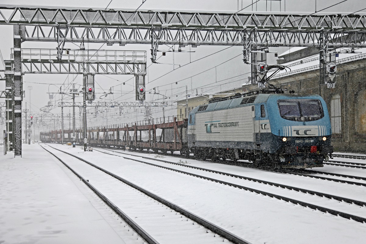 Wintereinbruch am Brenner am 20.Mai.2015. Während der Straßenverkehr total zusammengebrochen ist konnte der Eisenbahnverkehr klaglos abgewickelt werden.
EU43-002 fährt mit einem Güterzug von Italien kommend in den Bahnhof Brennero/Brenner ein. 
