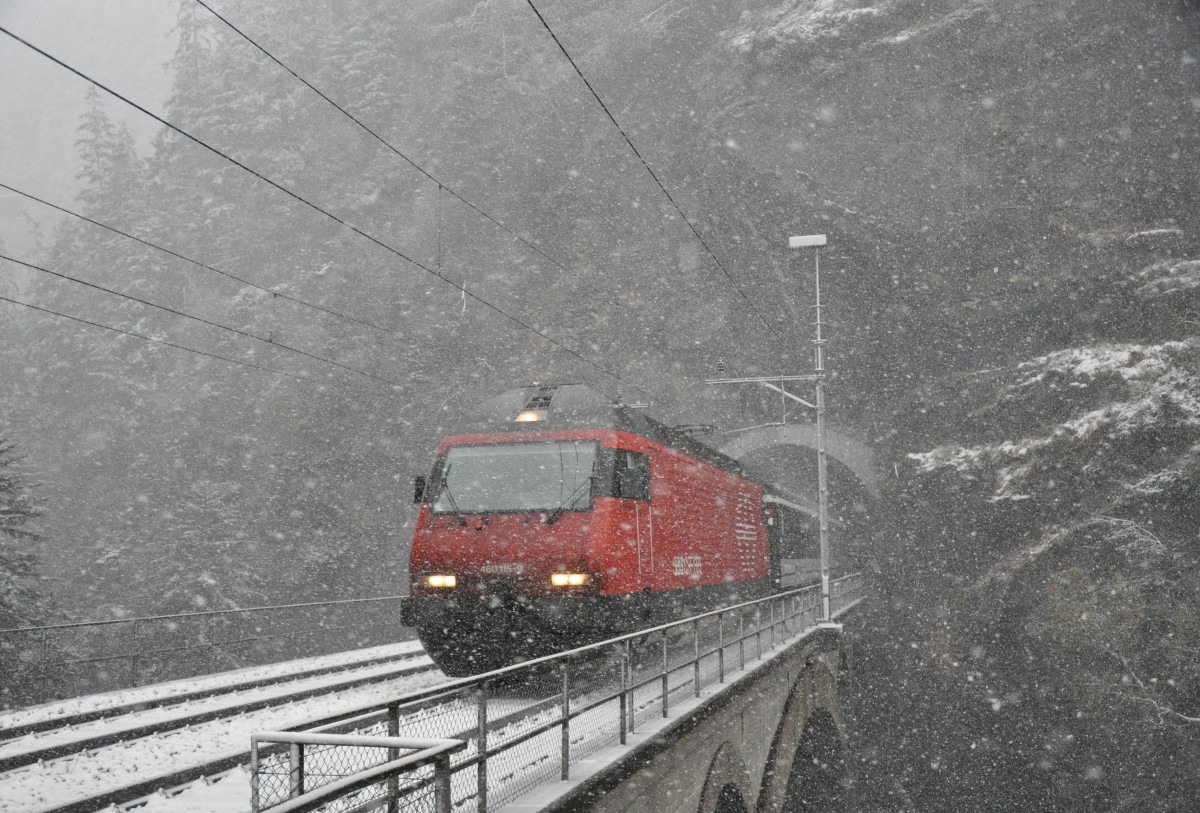 Wintereinbruch am Gotthard: Die Re 460 115-9 zieht einen IR über die Obere Meienreuss-Brücke am 22.10.2014. 