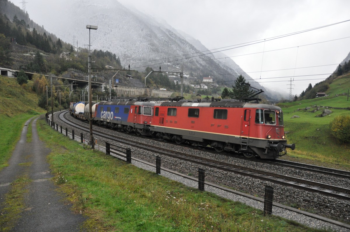 Wintereinbruch am Gotthard: Die Re 4/4 11281 und die Re 6/6 11675  Gelterkinden  durchfahren  am 22.10.2014 die Wattinger Kurve bei Wassen. 