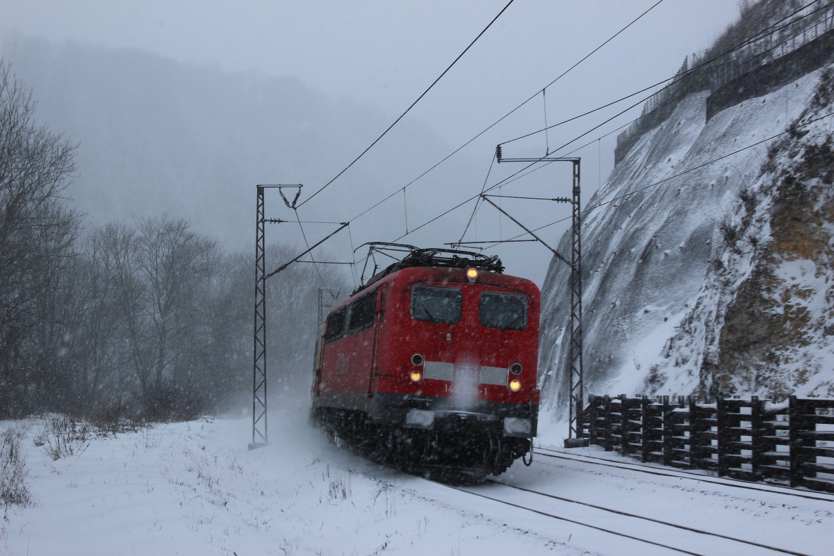 Wintereinbruch auf der Geislinger Steige: 
Am 27.12.14 wurde es endlich mal wieder richtig Winter! 
Nachdem dieser letztes Jahr entfiel, sollte es wohl nachgeholt werden. 
Und aus diesem Grund ging es an diesem Tag in das Schneegestöber um die ein oder anderen Züge aufzunehmen. 
Nun fuhr an diesem Tag der PbZ 2461 von Stuttgart nach München über die Geislinger Steige mit 140 528 an der Spitze. 
Aufgenommen an einer Fotostelle an der Geislinger Steige. 