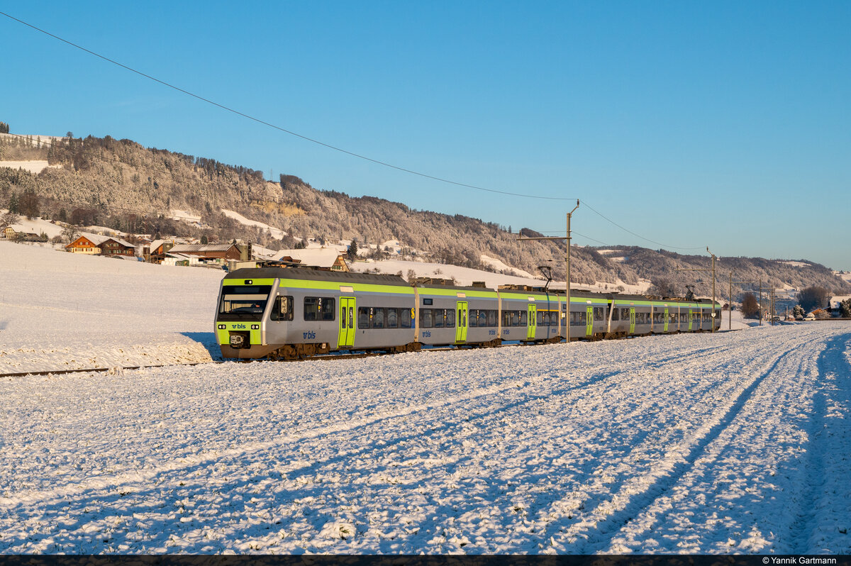 Wintereinbruch im Bernbiet: Am Morgen des 03.12.2021 konnten BLS RABe 525 019 und RABe 525 022 im frischen Schnee und ersten Sonnenstrahlen aufgenommen werden