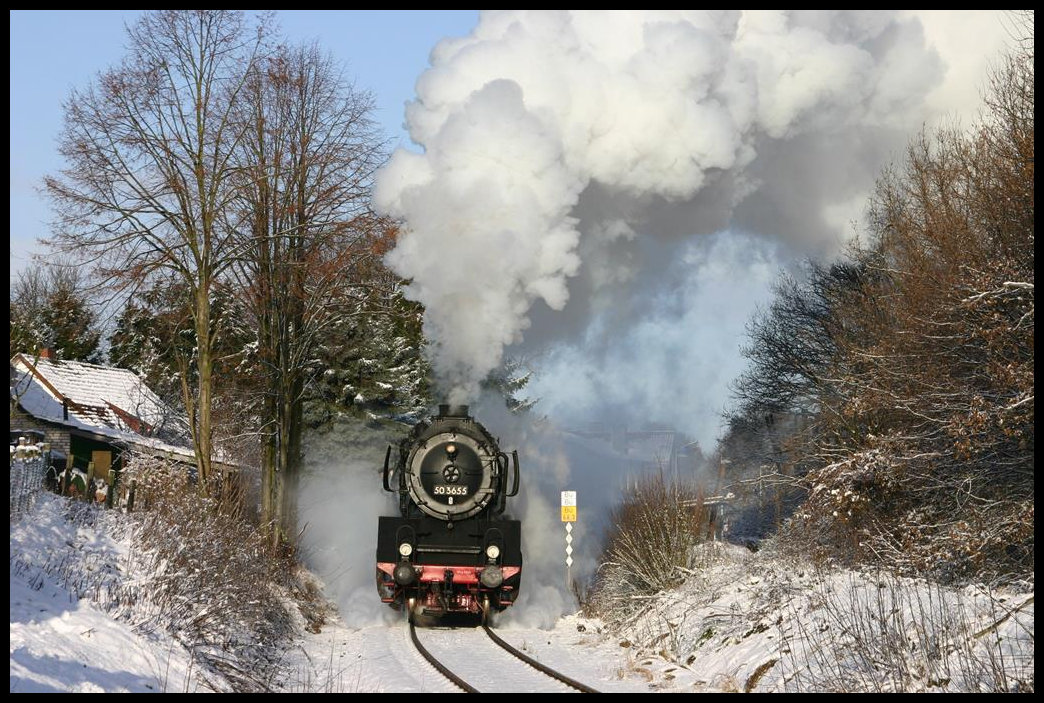 Winterfahrten auf dem Haller Willem mit Eisenbahn Tradition standen am 18.12.2005 auf dem Programm. Um 10.36 Uhr verlässt hier Dampflok 503655 mit ihrem Traditionszug den Haltepunkt Osnabrück Sutthausen in Richtung Bielefeld.