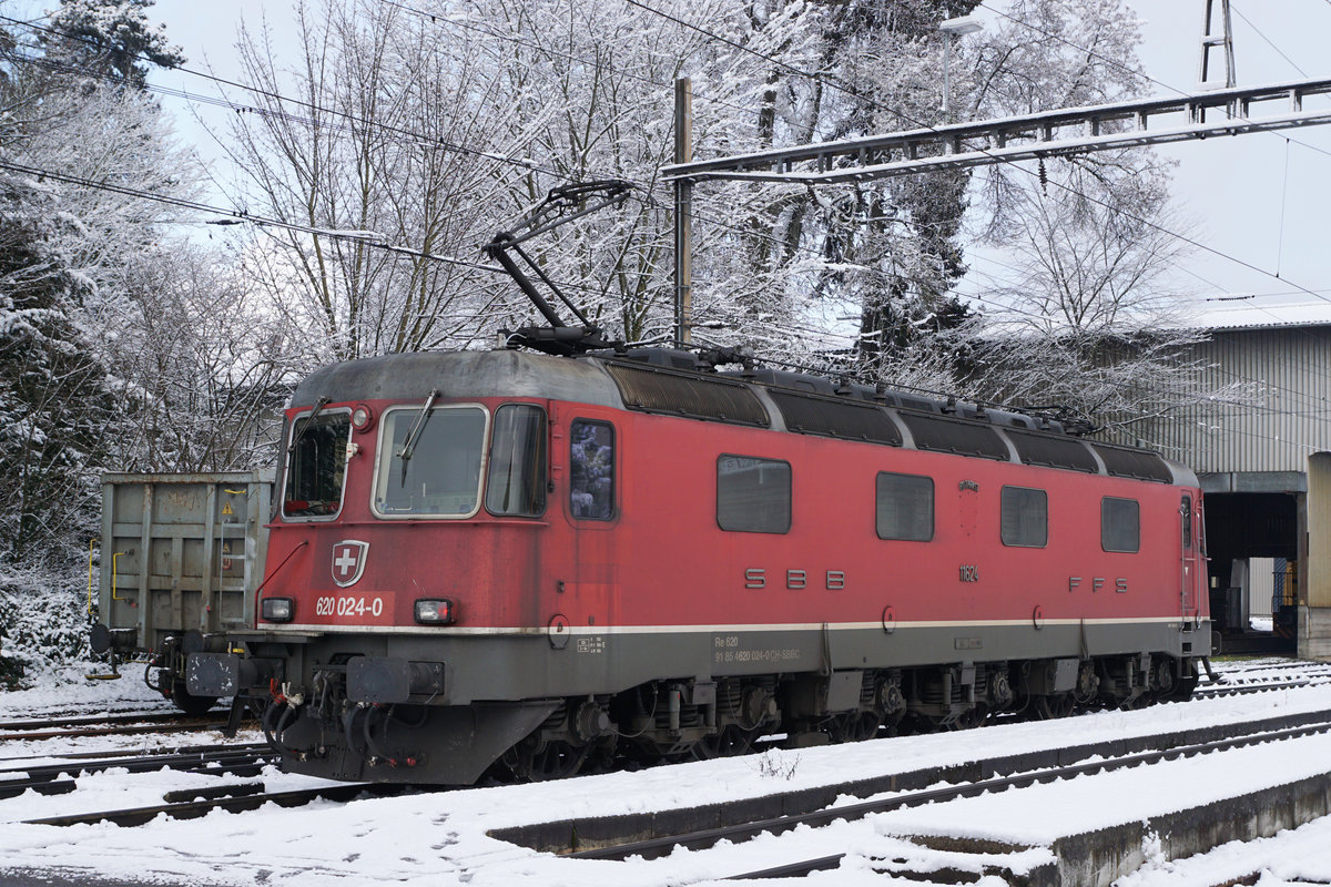 Winterimpressionen vom 29. Januar 2019 mit der Re 620 024-0  ROTHRIST 
Beim Stahlwerk Gerlafingen auf die Rückfahrt als Lokzug wartend.
Gut erkennbar ist das fehlende Wappen.
Foto: Walter Ruetsch