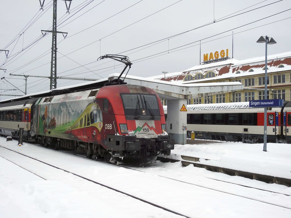 Winterimpressionen aus dem Bahnhof Singen (Hohentwiel)
ÖBB 1116 159-5 mit einem SBB Zug am 17.01.2021 kurz vor der Ausfahrt nach Stuttgart.
Im Hintergrund das Maggi Werk.