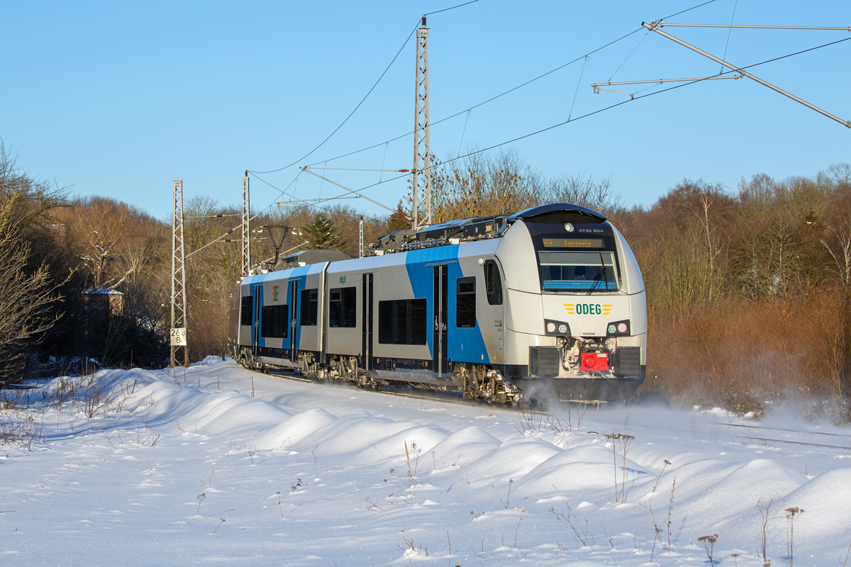 Winterliche Fahrt des ODEG Triebwagen 4746 804 in Richtung Sassnitz bei km 268,8. - 13.02.2021