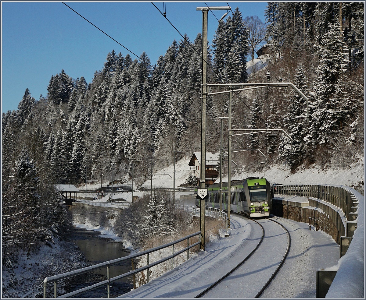 Winterliche Stimmung im Emmental bei Trubschachen mit dem BLS RABe 535 123 der als S6 der auf seiner Fahrt nach Luzern in Kürze das Entlebuch erreichten wird.
6. Jan. 2017