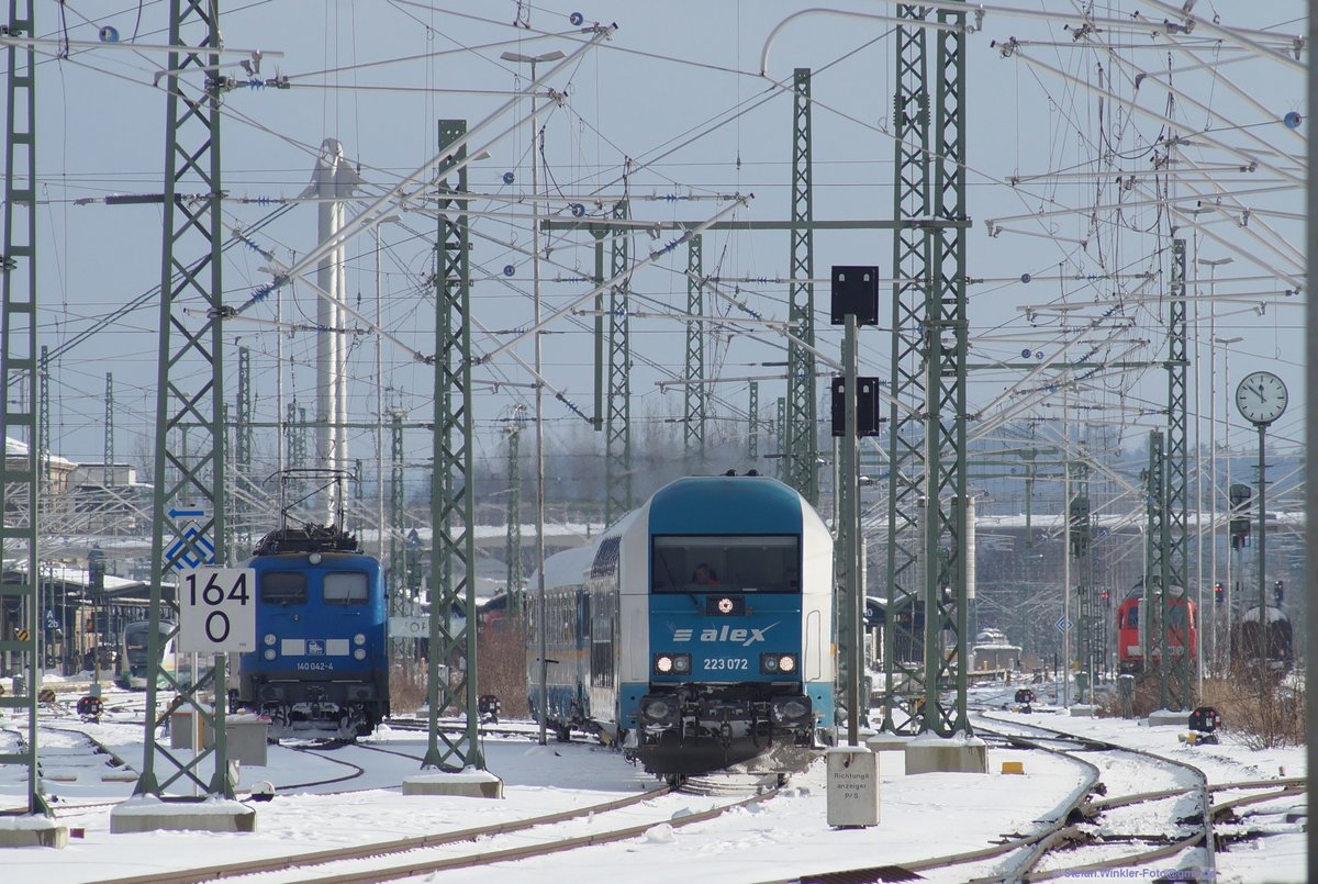 Winterlicher Blick in die Ausfahrt von Hof Hbf. Der Alex mit der 223 setzt um bzw zieht raus zum umsetzen, links wartet eine 140 der Press auf den wohl bald kommenden Einsatz....
Hof Hbf am 18.01.2016.