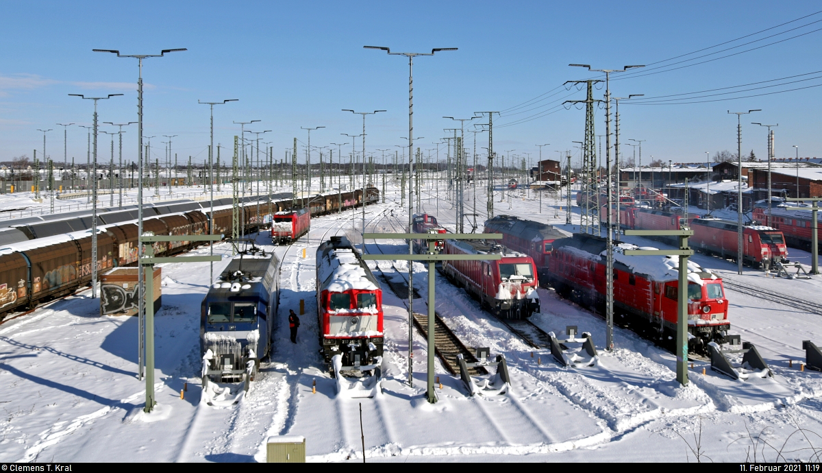Winterlicher Überblick über die zugeschneite Lok-Abstellanlage in der Zugbildungsanlage (ZBA) Halle (Saale).
Aufgenommen von der Berliner Brücke.

🧰 DB Cargo
🕓 11.2.2021 | 11:19 Uhr