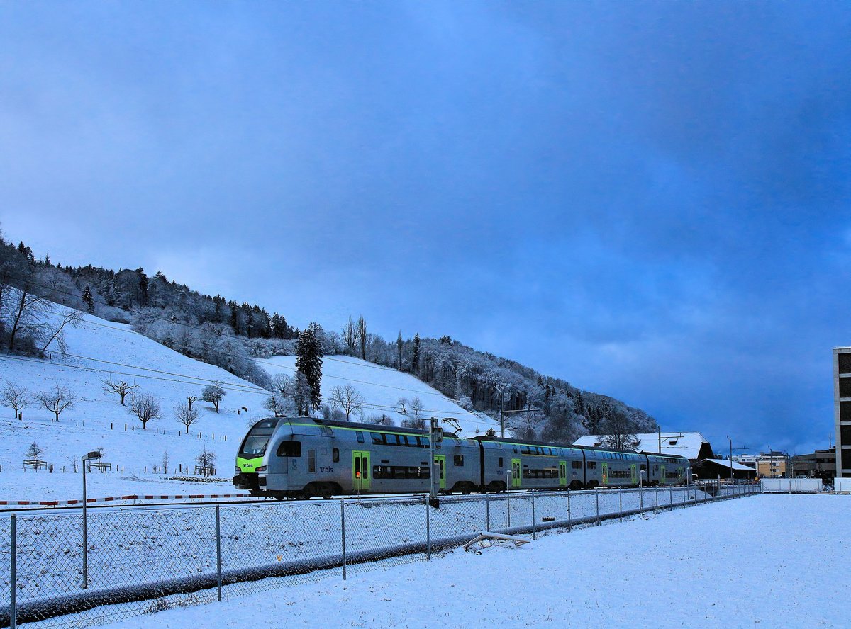 Wintermorgen in Wabern bei Bern: BLS Doppelstockzug  OURS 13  (statt des berndeutschen  MUTZ  trägt dieser Zug den französischen Namen  Ours  mit derselben Bedeutung). 11.Februar 2019  