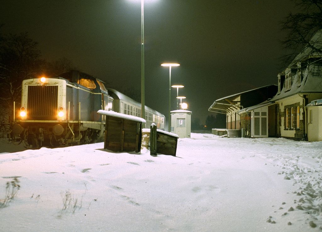 Winterstimmung in Neuenrade mit 212 289 am 15.02.1988.