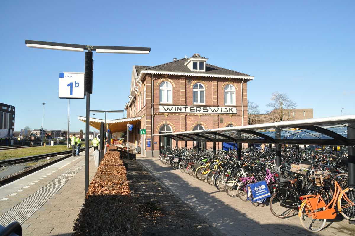 WINTERSWIJK (Provincie Gelderland), 28.01.2016, Blick vom Bahnsteig auf das Bahnhofsgebäude