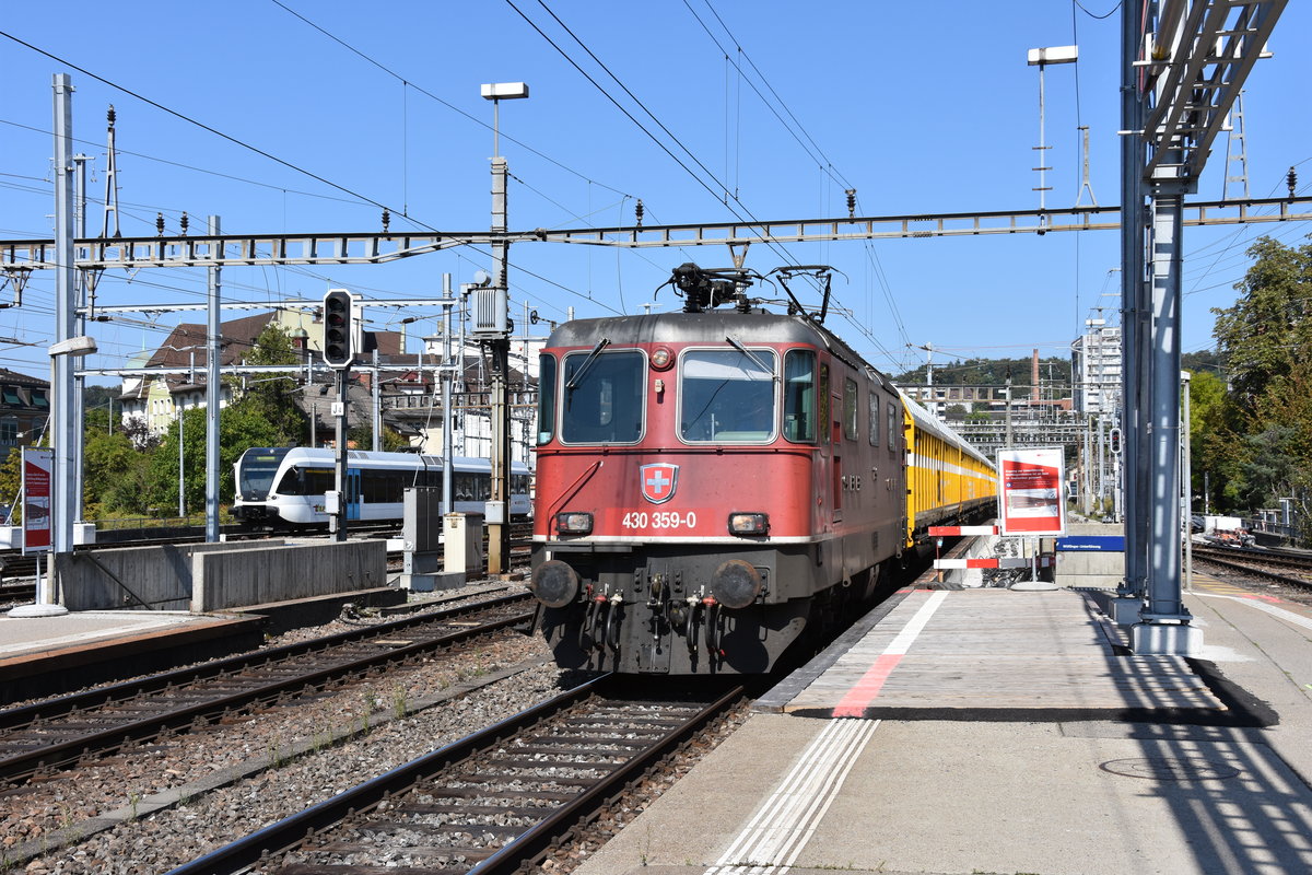 WINTERTHUR (Kanton Zürich), 13.09.2016, 430 359-0 vor einem Güterzug bei der Durchfahrt durch den Bahnhof Winterthur