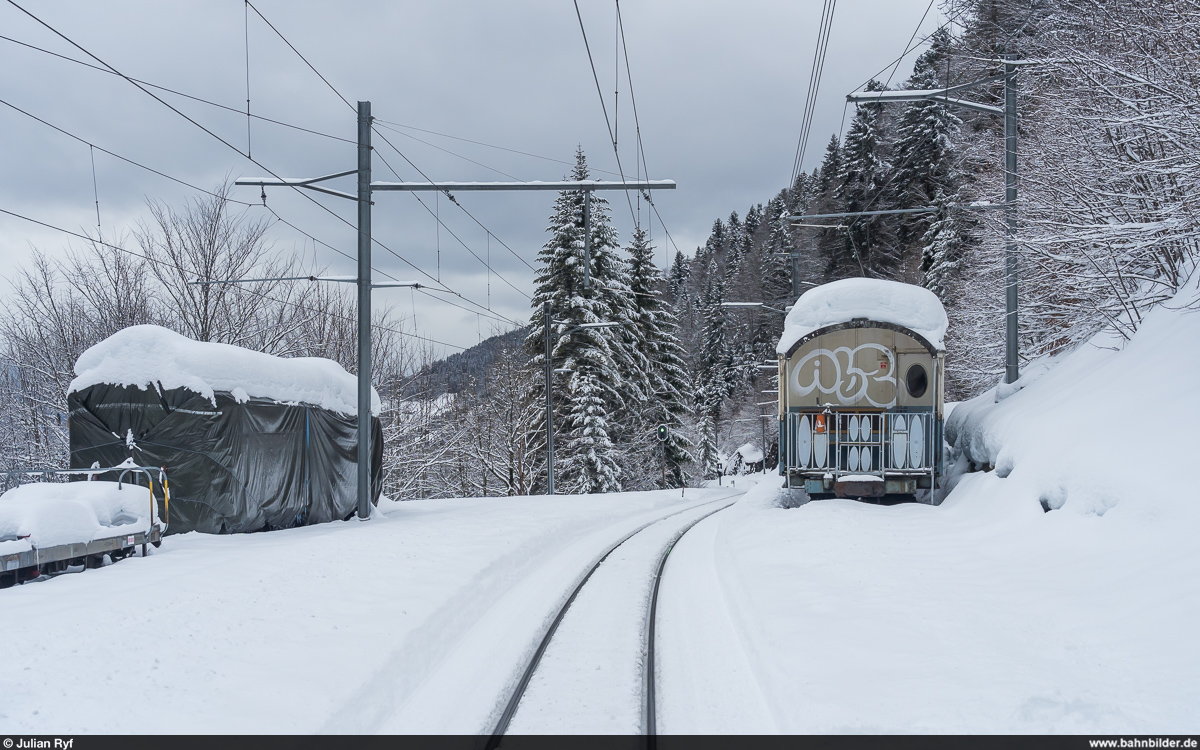 Winterwunderland im Bahnhof Jor am 23. Januar 2021. Aufgenommen aus dem Panoramasteuerwagen des Regios.