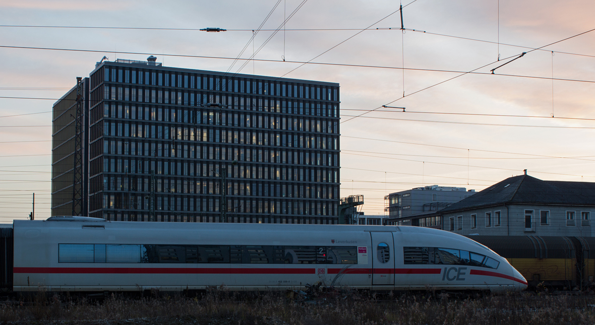 Wir erreichten den ehemaligen Rbf München-Laim, der in den frühen neunziger Jahren aufgegeben wurde. Der Rbf München-Nord löste diesen ab. Auf der ehemaligen Fläche des Rbf München-Laim entstand teilweise ein Wohngebiet, der Rest liegt brach, doch man findet überall noch etwas Schotter. Ein kleines Überbleibsel sind ein paar Abstellgleise für Reisezüge und ICE´s. Auch Güterzüge nehmen einen Zwischenhalt, wenn die Kapazität auf dem eingleisigen Zubringer von/nach Rbf München-Nord zu gewissen Tageszeiten an seine Grenzen stößt. 

Ein abgestellter  ICE 3  namens 403 559-8, der auf seinen nächsten Einsatz wartet, wurde so symbolisch am frühen Abend des 24.11.14 im Bild festgehalten.