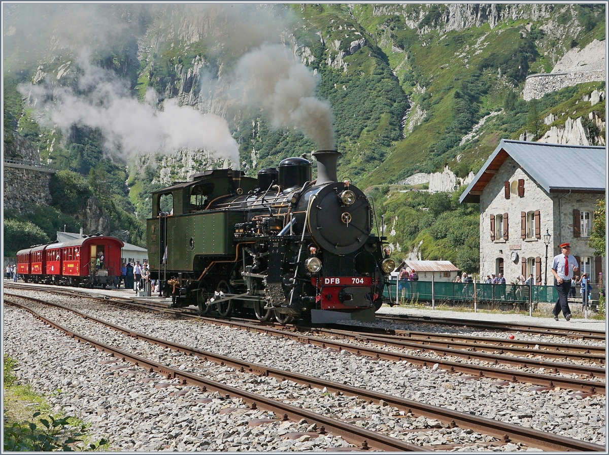  Wir feiern unsere neue Lok HG 4/4 704  so die einladende Unterschrift zum Festprogramm der DFB am 31. August in Gletsch; und die eigenwillig gestaltete Lok wurde dann auch von zahlreichen Besuchern empfangen. Der Bildausschnitt zeigt die HG 4/4 704 beim Rangieren in Gletsch.

31. August 2019