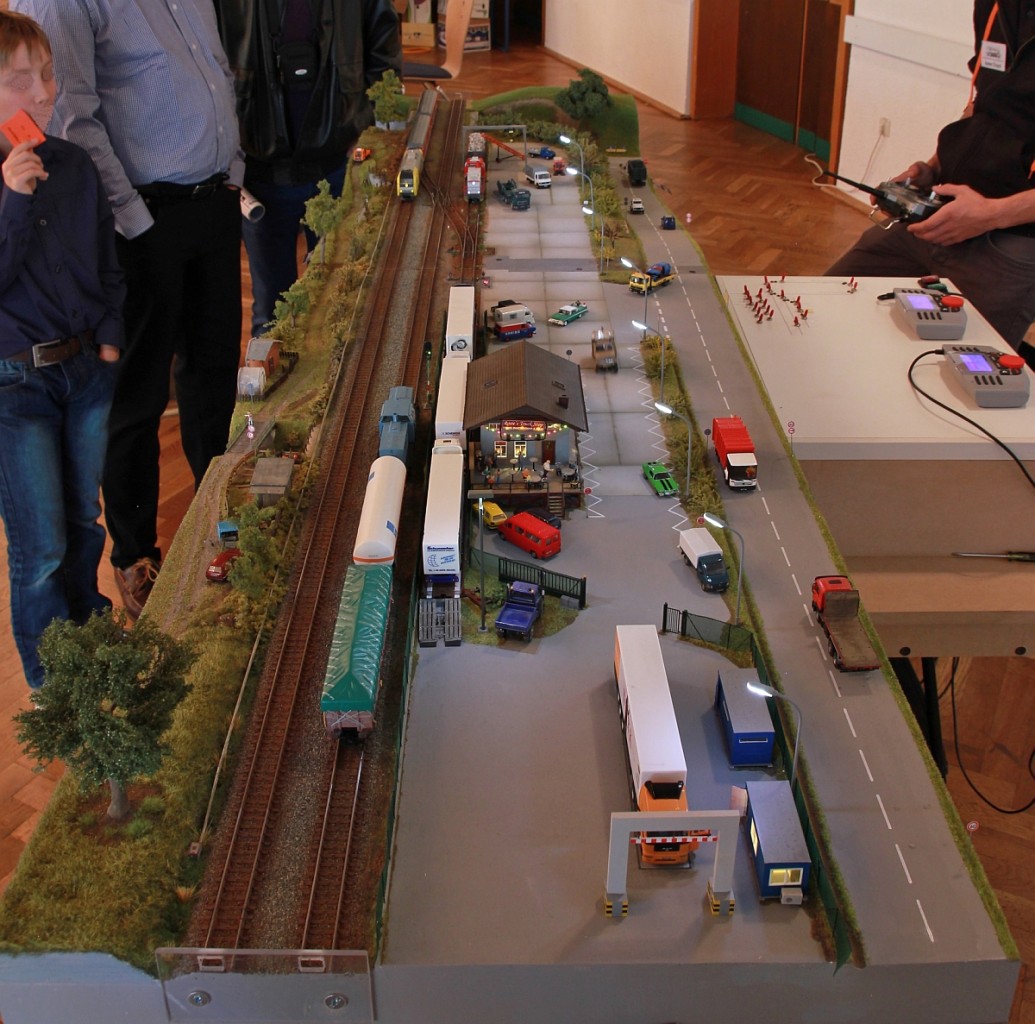 Wir haben ein ganzes Stück weiter gestaltet...
Ein Überblick über den ROLA-Betriebshof, Rosies, die Papierverladung und die ganze bisherige Strecke.
Modellbahntage Markdorf, Oktober 2014