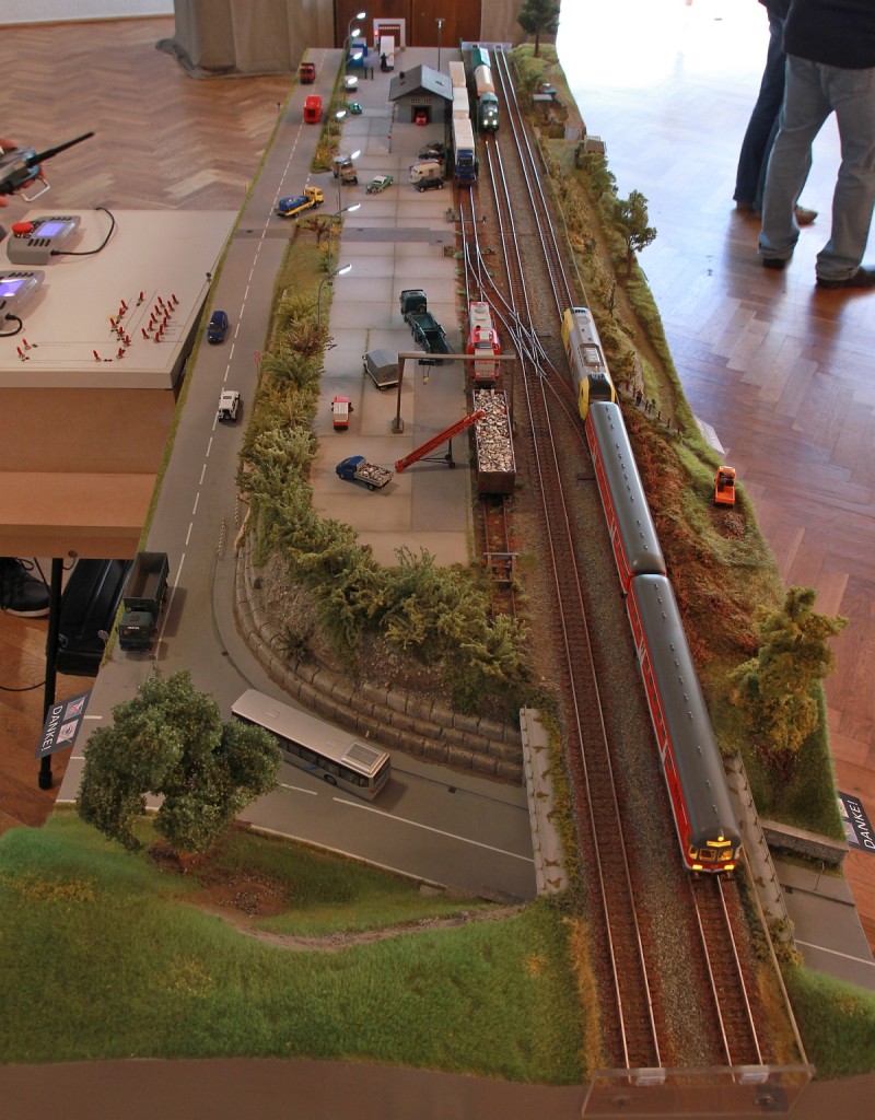 Wir haben ein ganzes Stück weiter gestaltet...
Aus der Vogelperspektive die gesamte Strecke mit der Straßenunterführung im Vordergrund, im Anschluss die Papierverladung am alten Bockkran.
Modellbahntage Markdorf, Oktober 2014