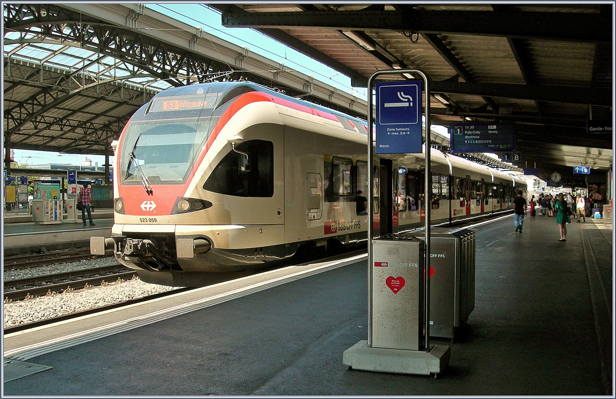 Wir schreiben das Jahr 2019 n.Chr. und der ganze Bahnhof ist Rauchfrei! Der ganze Bahnhof? Nein, ein kleiner Fleck leistet den Nichtrauchten tapfer Widerstand, trotz der nahe dran vorbeifahrenden Züge. 

Ich habe es heute morgen ausgemessen, exakt bis zur weissen Line darf geraucht werden, aber keinen Zentimeter weiter, sonst droht wirklich Gefahr...

14. Juli 2019