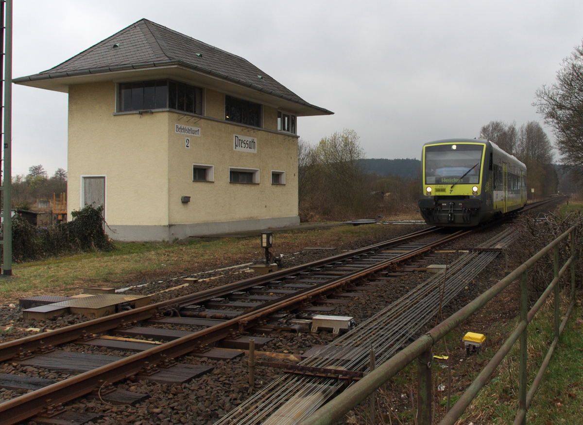Wir waren zu einem Geburtstag in Pressath eingeladen und nutzen eine kleine Pause während des Kaffeetrinkens zu einem Bummel an den Bahnhof Pressath.
Die Bahnstrecke von Weiden nach Bayreuth wurde 1862 und 1863 gebaut.
Der Bahnhof Pressath liegt bei Km 20.9 der Strecke 5051 von Weiden nach Neuenmarkt-Wirsberg.
In Pressath zweigte die Strecke 5052 nach Kirchenthumbach ab. Heute dient die Strecke nur noch dem Militärverkehr zum Truppenübungsplatz Grafenwöhr.

Agilis VT 650.727 Bad Rodach - Weiden vor dem Befehlstellwerk 2 am 16.03.2014