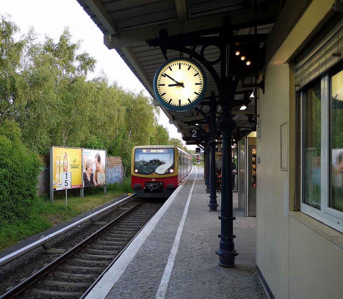 Wirkt beschaulich wie eine Vorortstation - liegt aber mitten in der Stadt: der Berliner S-Bahnhof  Yorkstraße  mit einem Zug Richtung  Bernau , im Norden der Hauptstadt. 25.5.2014