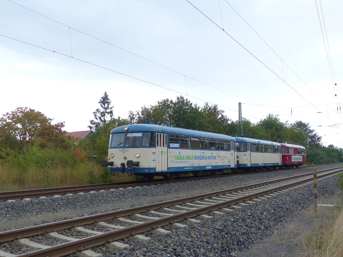 Wisentatalbahn VS 998 01 + VT 798 01 + VT 798 813 als DPE 25141  Sonderzug Hohe Schrecke  von Donndorf (U) nach Erfurt Pbf, am 07.09.2018 in Stotternheim. Die Naturstiftung DAVID hatte zu ihren 20 jährigen Jubiläum die IG Unstrutbahn e.V. beauftragt diesen Sonderzug zu organisieren. Damit wurde erstmals in diesem Jahr auch wieder der Streckenabschnitt der Unstrutbahn zwischen Artern und Donndorf befahren.