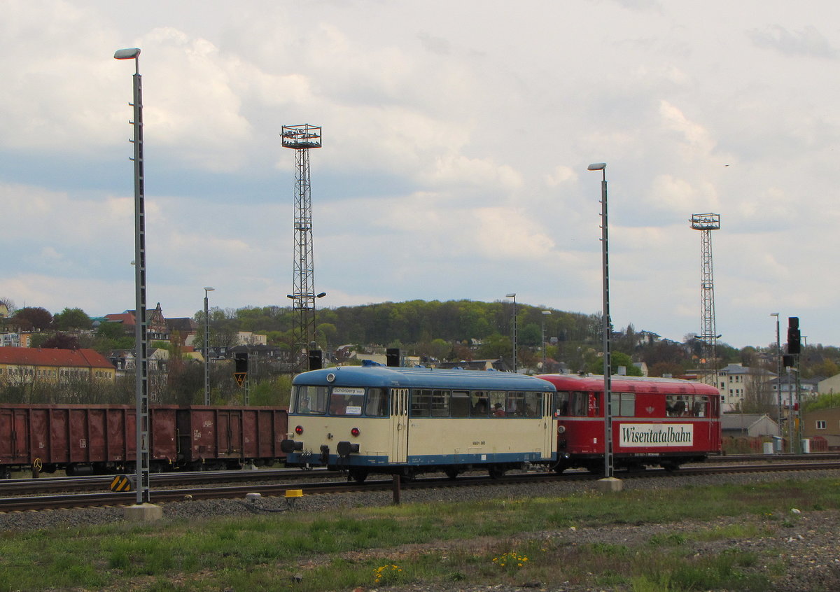 Wisentatalbahn VS 998 01-DRE + VT 3.07 pendelten am 30.04.2016 zwischen dem Hauptbahnhof und den Eisenbahnwelten in Gera.