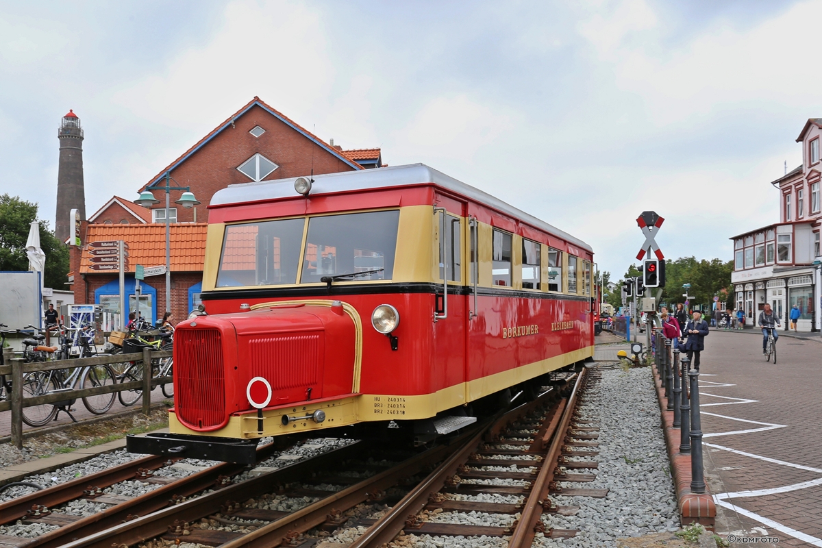 Wismarer Schienenbus T1 der Borkumer Kleinbahn am Inselbahnhof am 10.07.2018.
Der Triebwagen wurde 1940 von der Borkumer Kleinbahn gekauft und fuhr bis 1976 im Planverkehr der Inselbahn. Nach seiner Ausmusterung wurde er 1977 mit neuer Hauptuntersuchung an die DGEG verkauft, die jedoch keine dauerhafte Verwendung für den Triebwagen hatte. Über die Umwege Jagsttalbahn und Viernheim wurde der T1 1997 von der BKB wieder erworben und in der eigenen Werkstatt restauriert, neu motorisiert und fährt seit 1998 wieder regelmäßig auf Borkum.
Hersteller: Waggonfabrik Wismar, Typ: Hannover D, 
Baujahr: 1940, Fabrik-Nr.: 21145, 
Spurweite: 900mm, Länge: 11,35m, Breite: 2,40m, 
Radstand: 4,00m, Dienstgewicht: 6,5t, 
Geschwindigkeit: 30km/h, Sitzplätze: 40, 
Motorisierung: Ford BB Benziner 2 x 37kW(55PS) 
ab 1998 Daimler-Benz Diesel 2 x 40kW(40PS)