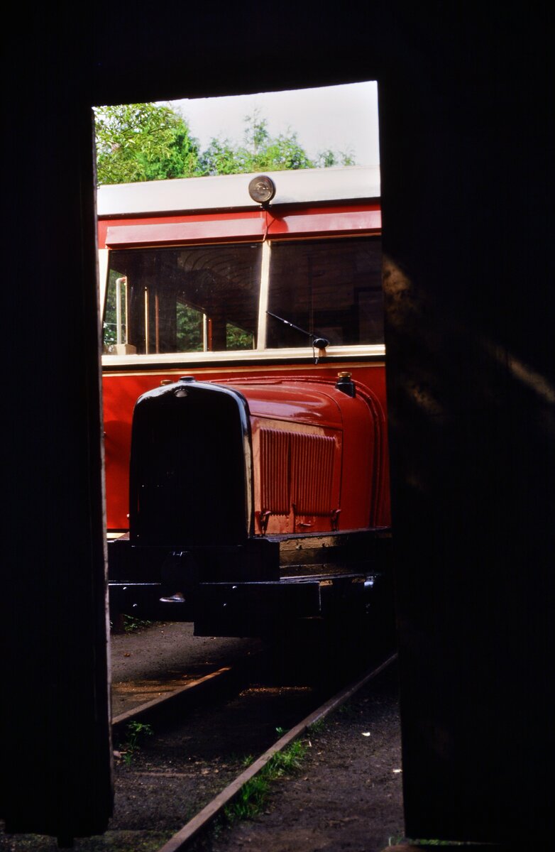 Wismarer Schmalspurschienenbus VT 1 als Museumsbestand der  Öchsle Schmalspurbahn GmbH  vor dem Lokschuppen (im Bundesland Baden-Württemberg). Der Schienenbus zählte zur Bauart  Hannover  Typ E (kleines  Schweineschnäuzchen ). Er stammte ursprünglich aus Borkum (Ostlandbahn und Borkumer Kleinbahn T 2) und gelangte erst über Umwege 1984/85 zur Museumsbahn  Öchsle . Auf dem Foto von 1986 war er (vorher) schon um gespurt worden. Leider ist er mittlerweile  verschollen .