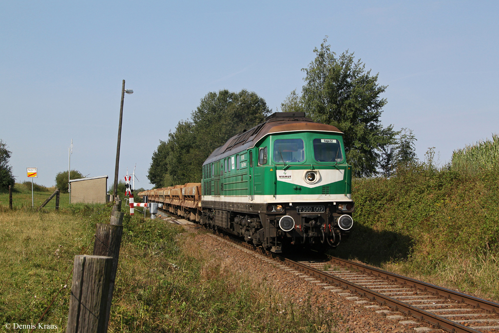 Wismut V300 002 mit einem Leerzug am 15.08.2013 bei Dobraschtz.
