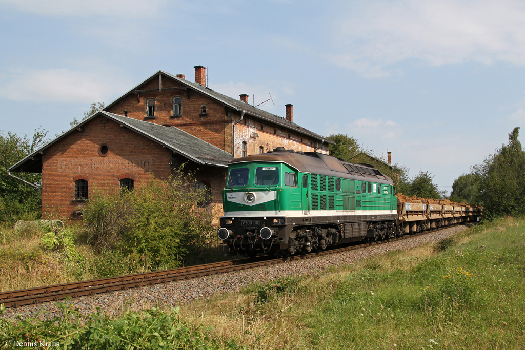 Wismut V300 002 mit einem beladenen Zug am 15.08.2013 bei Hartha.