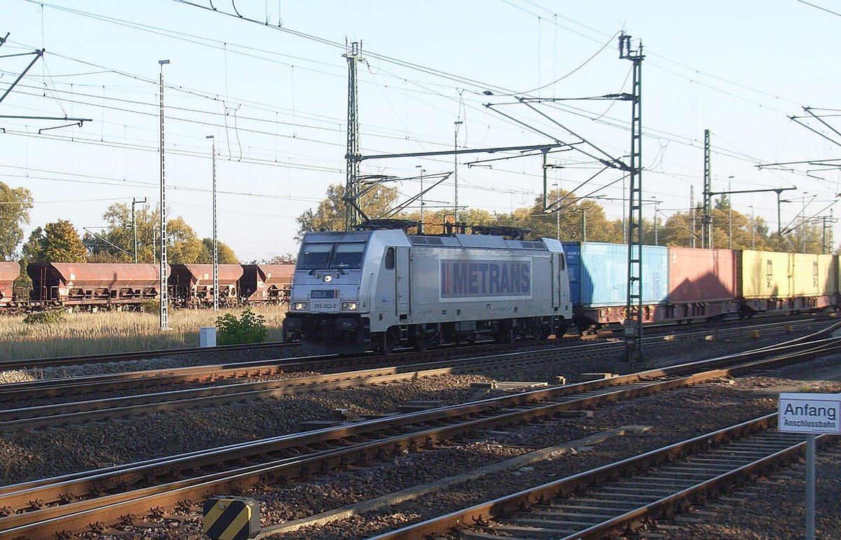 Wittenberge , Strecke Berlin-Hamburg, 14.10.18:  Metrans 386 002-0 , fuhr mit einem Containerzug an die Küste durch