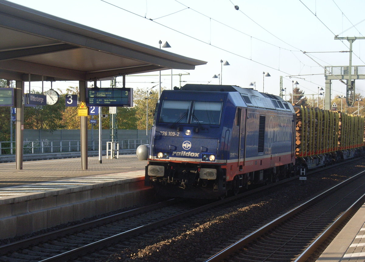 Wittenberge , Strecke Berlin-Hamburg, 14.10.18: Gegen 16.30 setzte  allmählich der abendliche Güterverkehr ein, beispielhaft hier  076 109  von Raildox (eigentlich eine 245 aus dem Hause Bombardier, aber in Belgien immatrikuliert) mit einem Holzzug Richtung Süden .