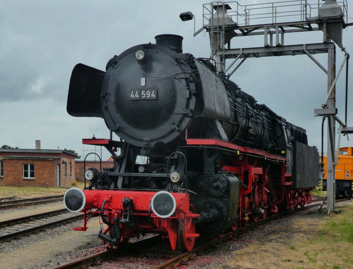 Wittenberge, 9.7.22. Lok 44 594 ex DB 044 594-0. Baujahr 1941, in Betrieb bei der DB bis 1975, dann FdE - Freunde der Eisenbahn Hamburg e. V., seit 2012 bei den Dampflokfreunden Salzwedel. Nicht betriebsfähig. 