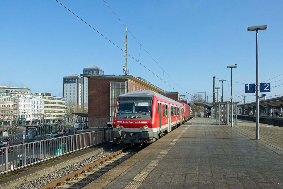 Wittenberger Steuerwagen der WFL steht mit 112 024-5 als RB 46 abfahrbereit am Bochumer Hauptbahnhof (26.02.2022)