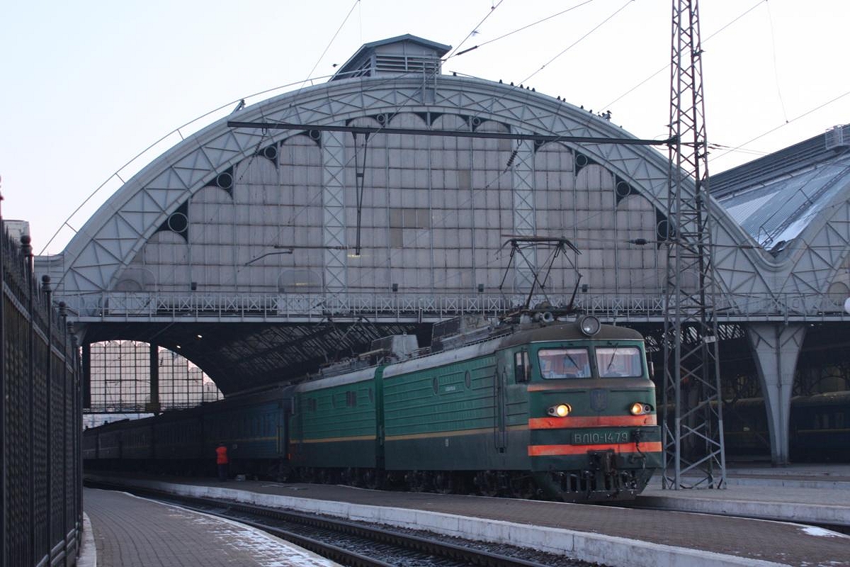 WL 10-1479 vor der imposanten Bahnsteighalle in Lemberg am 17.2.2008.