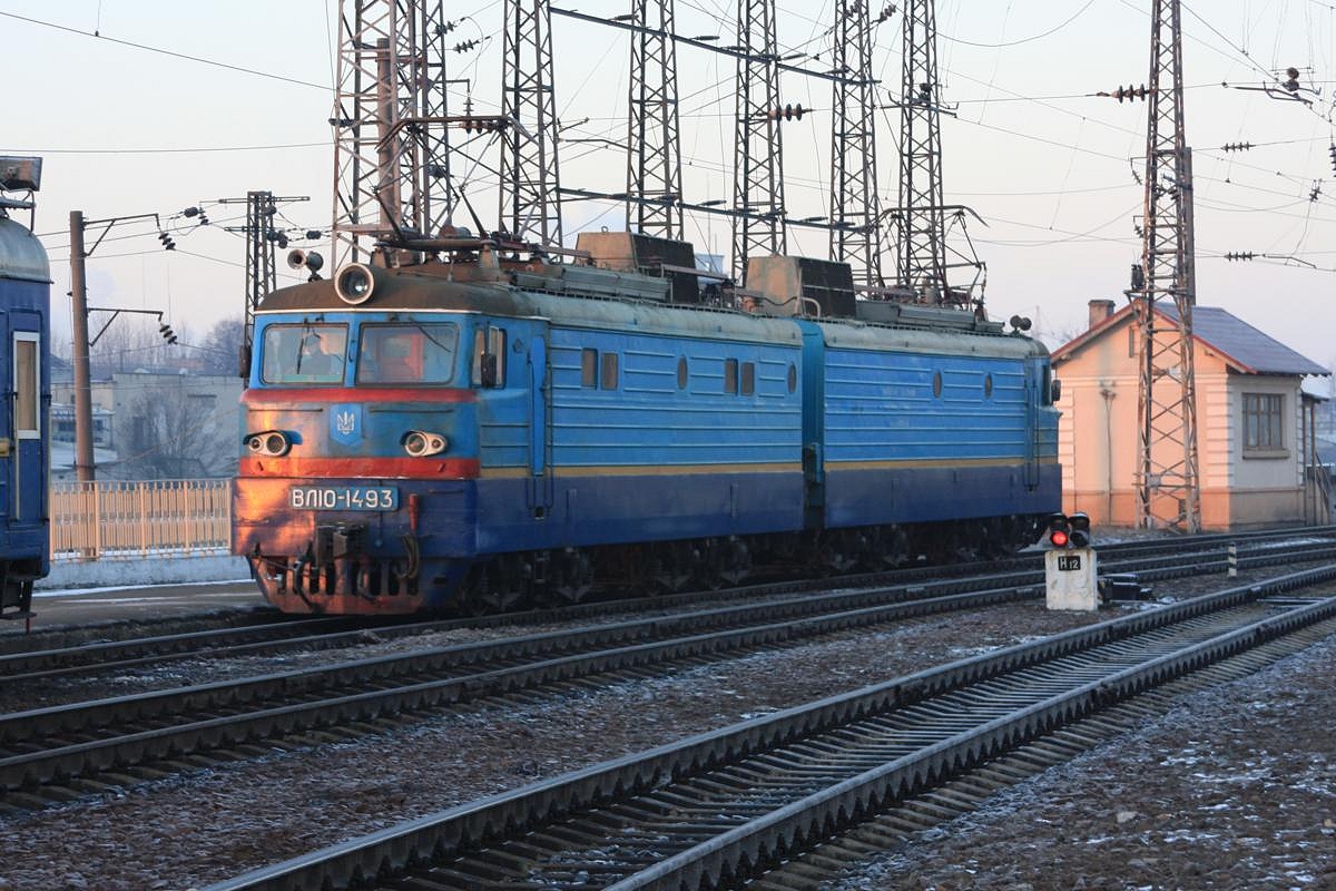 WL 10-1493 spannt am Morgen des 16.2.2008 im Bahnhof Lemberg vor einen Schnellzug.