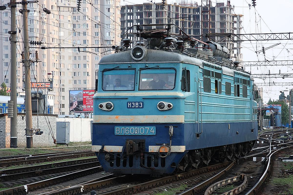 WL 60-1074 fährt zum Zug. Hauptbahnhof Odessa am 5.9.2009.
Wie man sieht, befinden sich auf den Loks für die Fernzüge generell zwei Lokführer.
