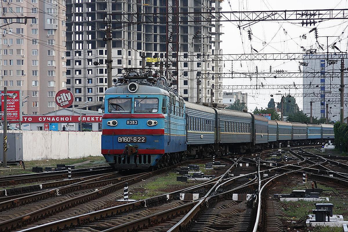 WL 60-622 fährt am 5.9.2009 mit einer ukrainischen Wagengarnitur in den Hauptbahnhof Odessa ein.