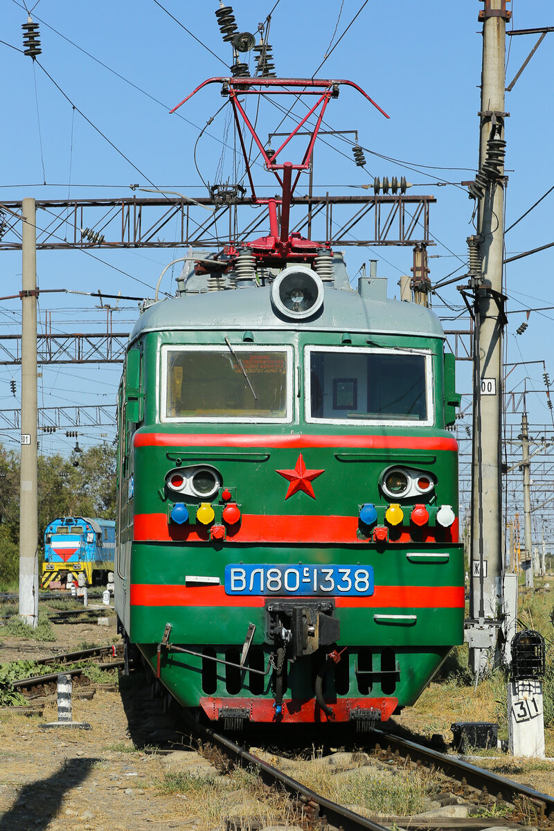 WL 80 1338 in grün mit rotem Stern im Bahnhof von Taraz in Kasachstan. Dort haben die Leute noch niemals jemand gesehen der Trainsoptting als Hobby hat. Die Menschen waren überaus interessiert was ich da mache und sehr freundlich zu mir. Am letzten Tag gäbe es dann noch ein Gespräch mit der Polizei und dem Chef des Bahnhofs was aber auch gut ausging. Ich möchte hiermit allen Menschen von Taraz herzlich danken, welche am Ende verständnisvoll unser Hobby akzeptieren.