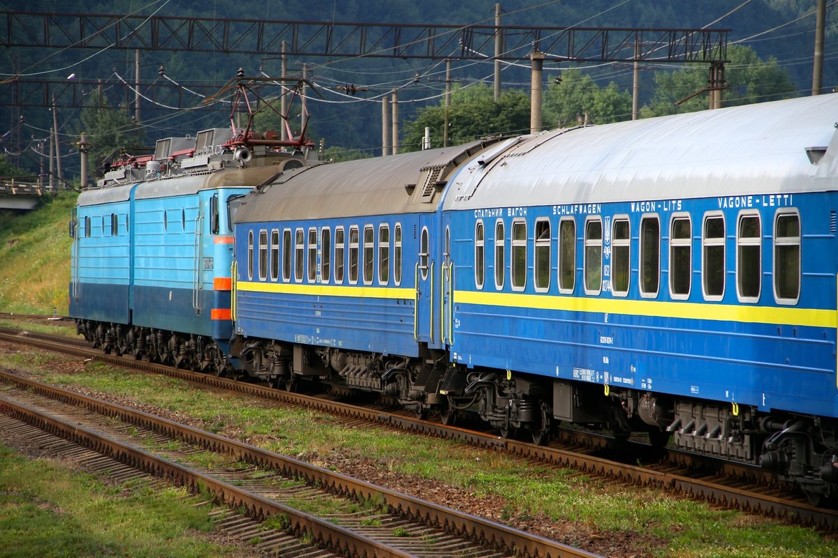 WL10-1486 in Skole, ein kleines Städtchen in den Karpaten. Das ist der Zug Lviv Uzghorod am Morgen des 22.07.2017.
Schlafwagen auf vielen verschieden Sprachen geschrieben.