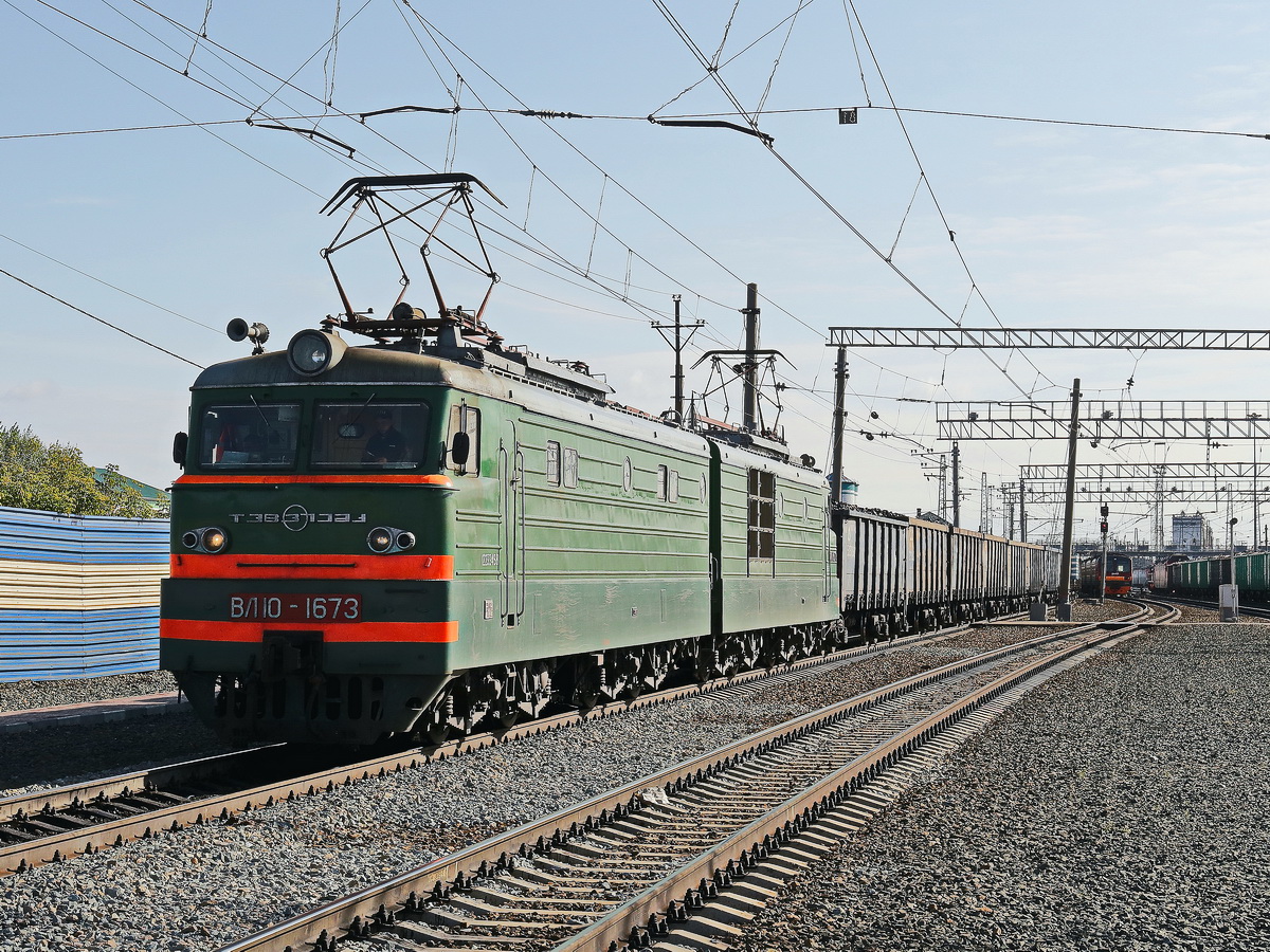 WL10-1673 (ВЛ10-1673) mit einem Güterzug bei der Einfahrt in den Bahnhof von Barabinsk  am 13. September 2017. 