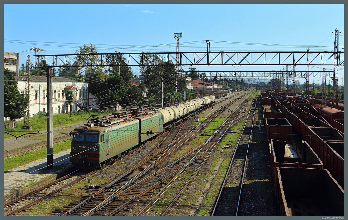 WL10-749 zieht am 13.09.2019 einen kurzen Kesselzug durch den Bahnknoten Samtredia, wo sich die Strecken nach Poti und Batumi trennen.