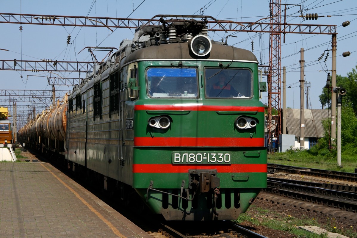 WL80-1330 mit ewig langem Anhang fährt durch den Bahnhof von Kirovograd am 12.05.2015