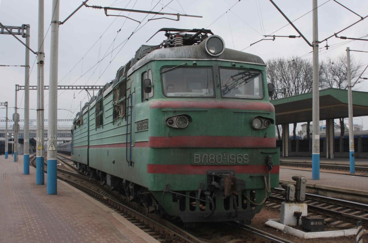 WL80-1969 am 23.2.2008 im Hauptbahnhof Kiew.