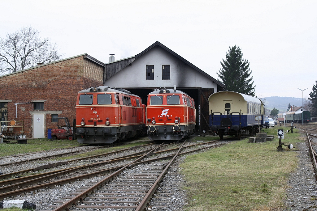 WLB 2143.21 und NLB 2143 070-7 am 24.Jänner 2015 in der ehemaligen Zugförderungsstelle Mistelbach.