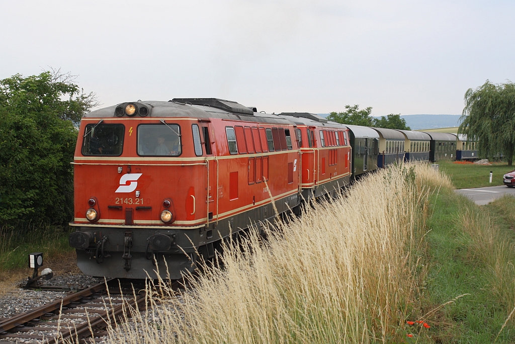 WLB 2143.21 und NLB 2143 070-7 mit dem EZ 7490 am 27.Juni 2015 in Wetzleinsdorf.